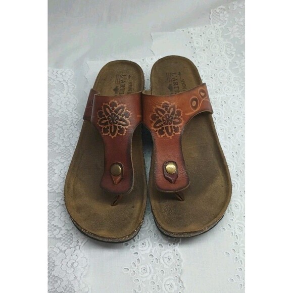 L'Artiste Leather Tooled Sandals 7 Women's Brown Spring Step Slip On Thongs - Picture 1 of 8